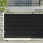 immagine di un cancello scorrevole completamente coperto dietro una casa