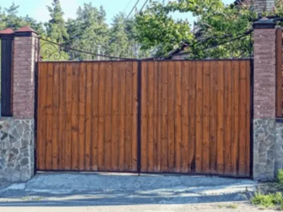 cancello in legno scuro