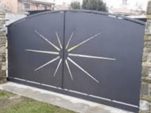 un cancello grigio moderno col disegno di un sole in mezzo