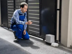 un addetto installa un cancello automatico