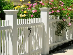 cancello in legno bianco